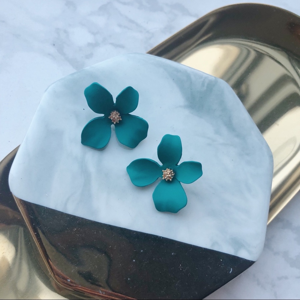 LAST Anthro Style Flower Silver Posts Earrings - Picture 6 of 8